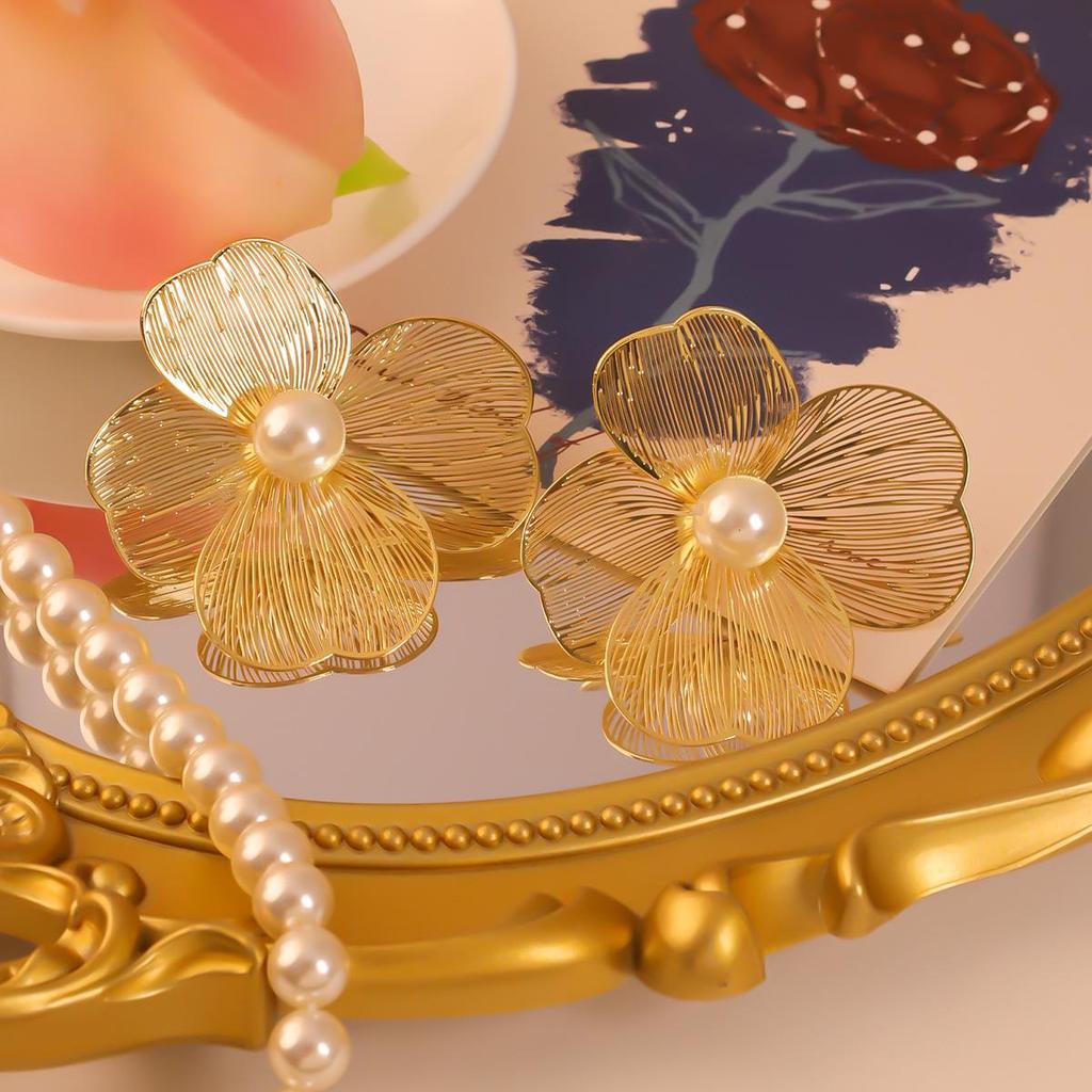 Exaggerated Metal Big Flowers Ginkgo Biloba Leaf Imitation Pearl Geometry Stud Earrings Personality Jewelry Girlfriend Gift