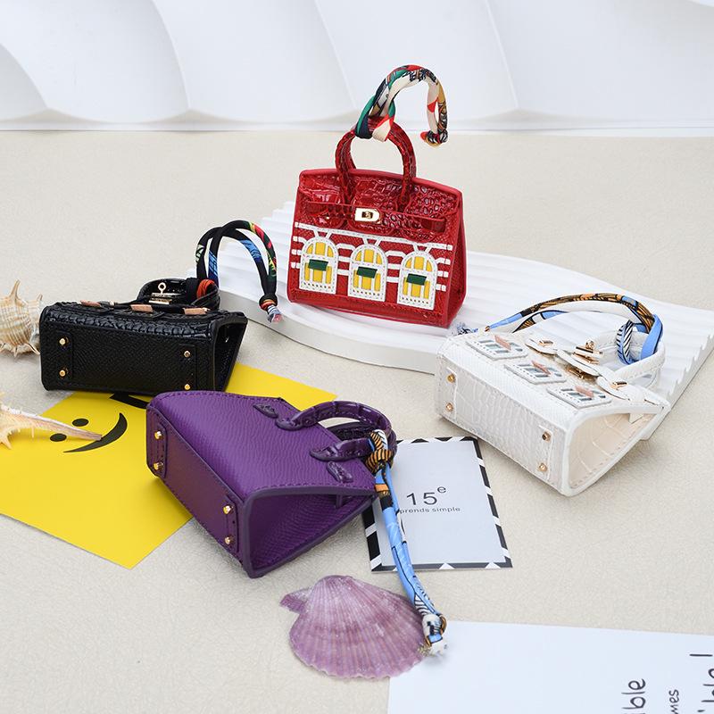 Stylish Mini House Keychain: Platinum Window Coin Purse & Earphone Holder