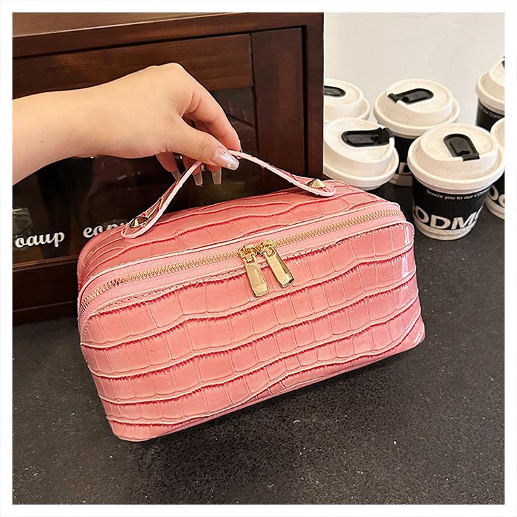 

2026 Crocodile Pattern Cosmetic Bag, High-end Sense, Large-capacity Cosmetic Storage Bag, Niche Commuter Toilet Bag. 25*12*13cm рожевий