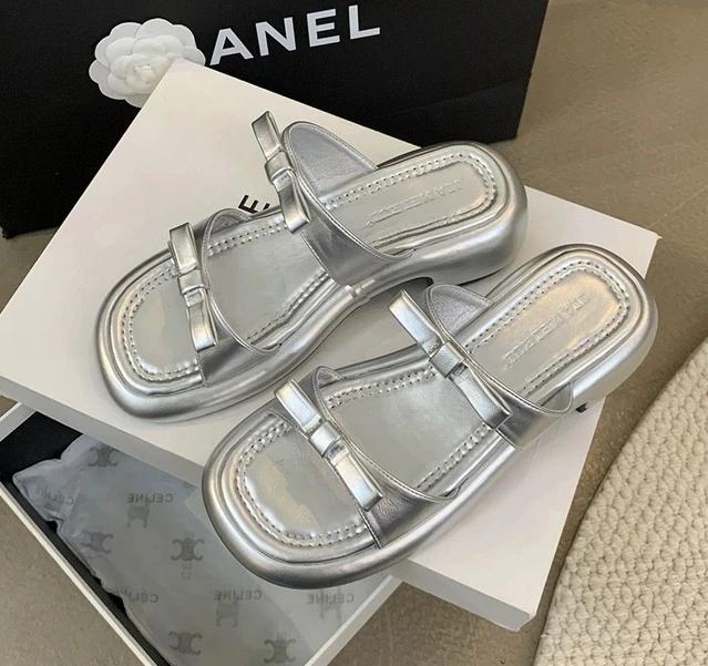 Nowe Letnie Damskie Kapcie 2025 Stylowe Odkryte Palce Niski Obcas Srebrne Damskie Wygodne Buty na Plażę Sapatilas