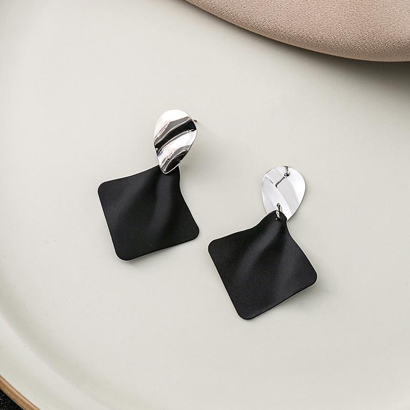 Retro Temperament Pleated Earrings, High-End Black Geometric Rhombus Earrings Irregular Personality Earrings Women