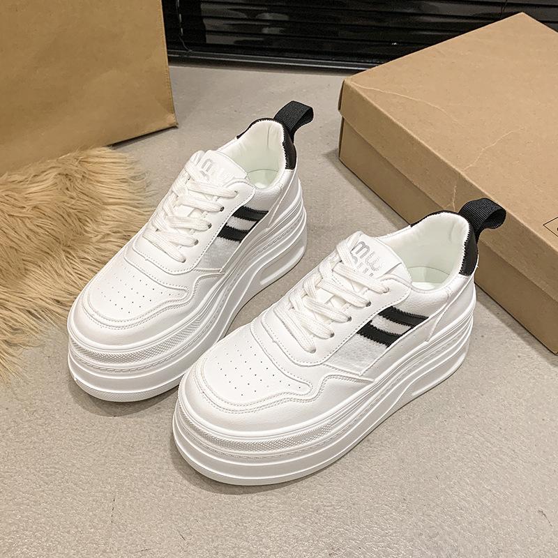 

Женские туфли на толстой подошве 2025 осень новые с небольшим внутренним увеличением высоты повседневные спортивные туфли-маффины универсальные белые туфли 40 чёрный