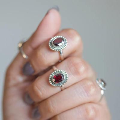 Ručne vyrobený prsteň s červeným granátom, oválny brúsený drahokam, bohémsky prsteň, skladací prsteň, darčeky pre mamu, strieborný prsteň, prsteň