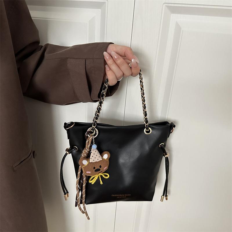 

Large-capacity students take classes, casual and fresh tote bags, women s versatile personality temperament, simple solid color shoulder bags no pendant