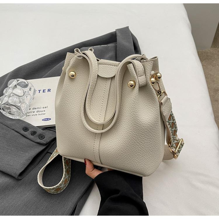 Bag Women's 2025 New Retro Fashion Simple Texture Bucket Bag Versatile Solid Color Shoulder Messenger Commuter Bag