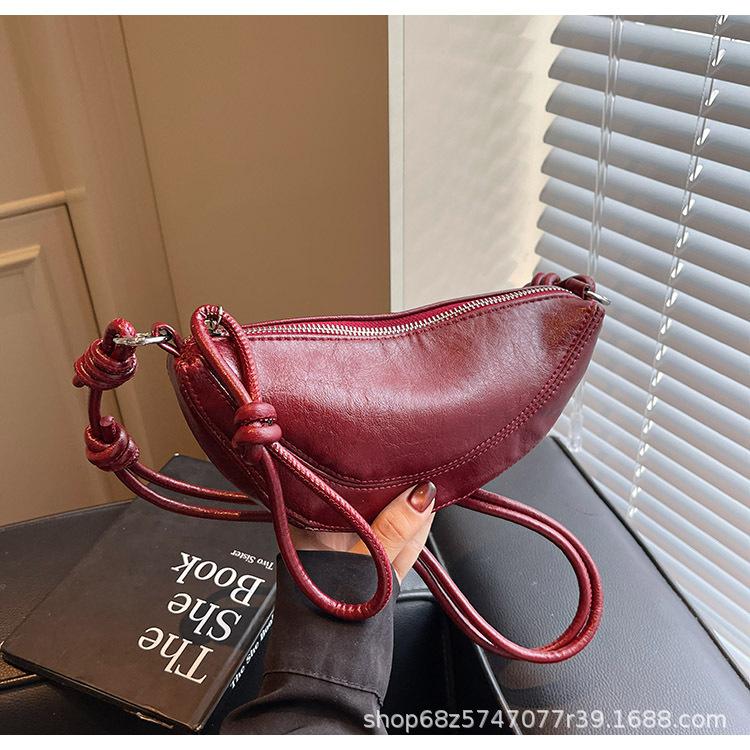 Niche design dumpling bag female messenger bag 2025 new high-end retro casual mobile phone bag fashion commuter bag