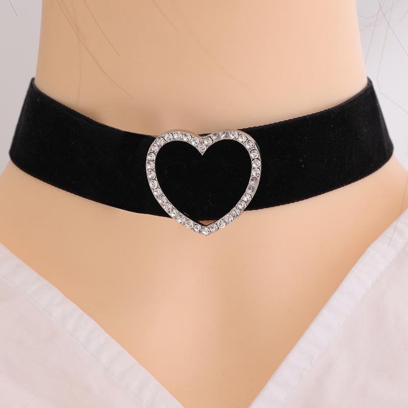 European-American Cross-Collar Velvet Choker: Hollow Rhinestone Peach Heart Design.