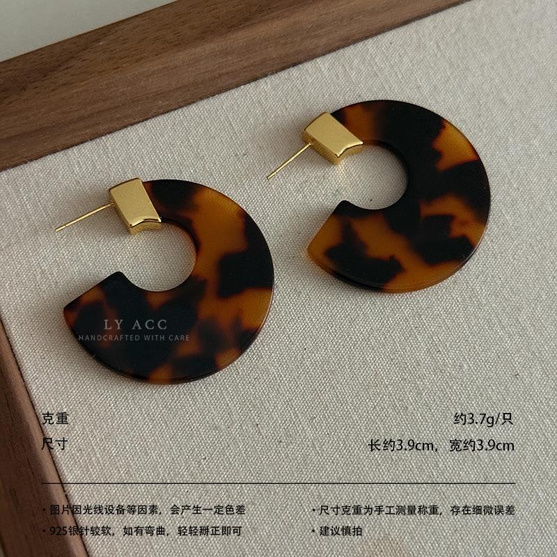 French retro tortoiseshell earrings, Maillard style, leopard print, smudged board, advanced sense, lazy and versatile temperament earrings