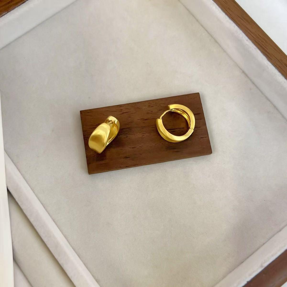 Матовые шлифованные геометрические серьги-гвоздики в форме буквы С из стерлингового серебра S925 для женщин - Ретро Высококлассная мода