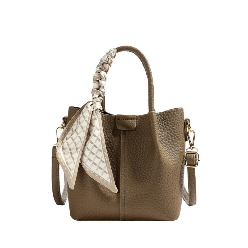 This year's popular bag women's large-capacity 2025 new autumn and winter versatile casual shoulder bag commuter bucket bag