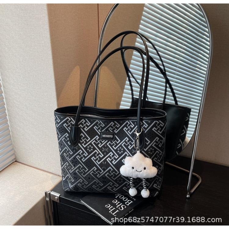 2025 New Fashionable Large-capacity Casual Tote Bag with a Sense of Luxury Niche Design and Versatile Commuter Shoulder Armpit Bag