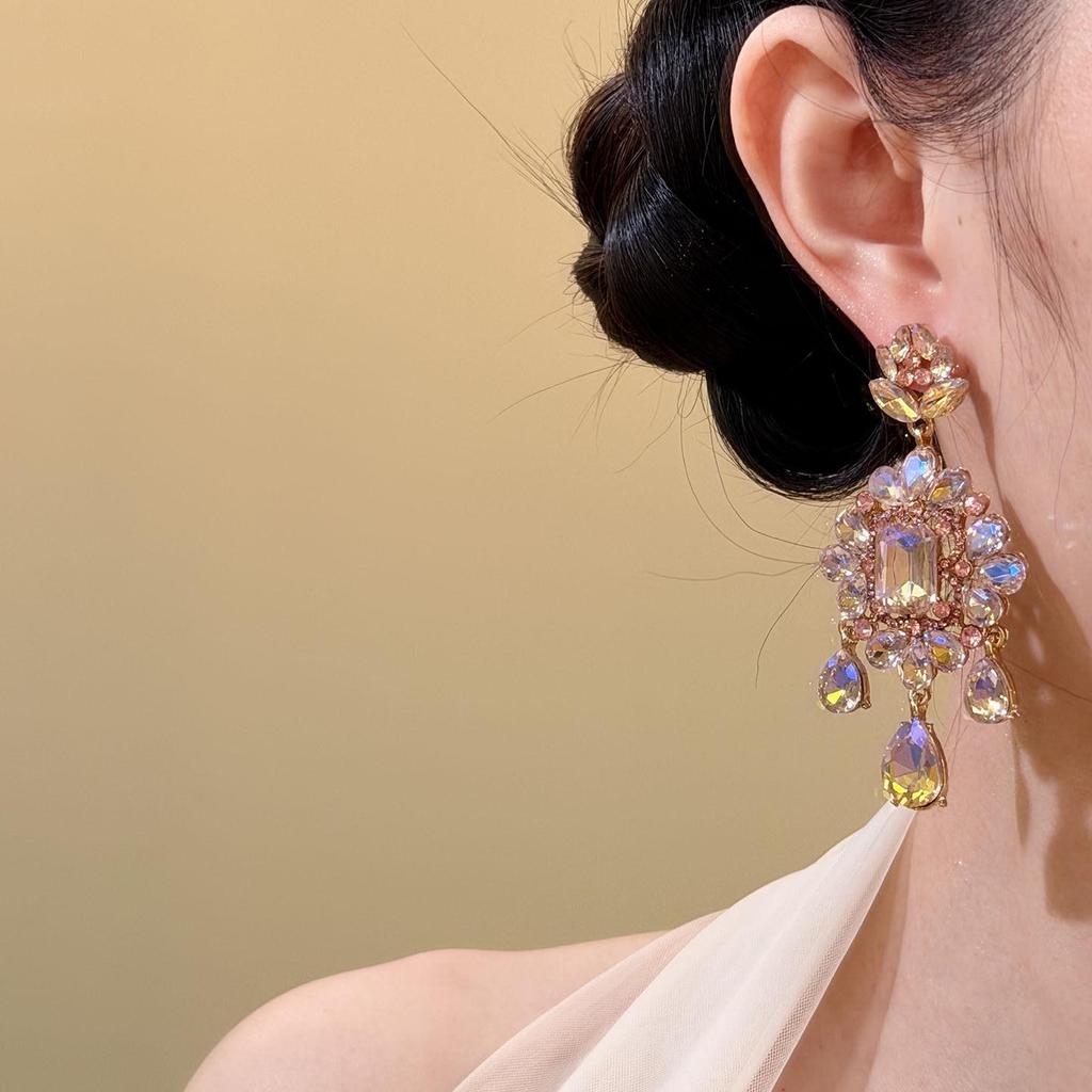 Atmosphere Banquet Retro Baroque Rhinestone Earrings, Luxury Niche Studs for Elegant Evening Wear