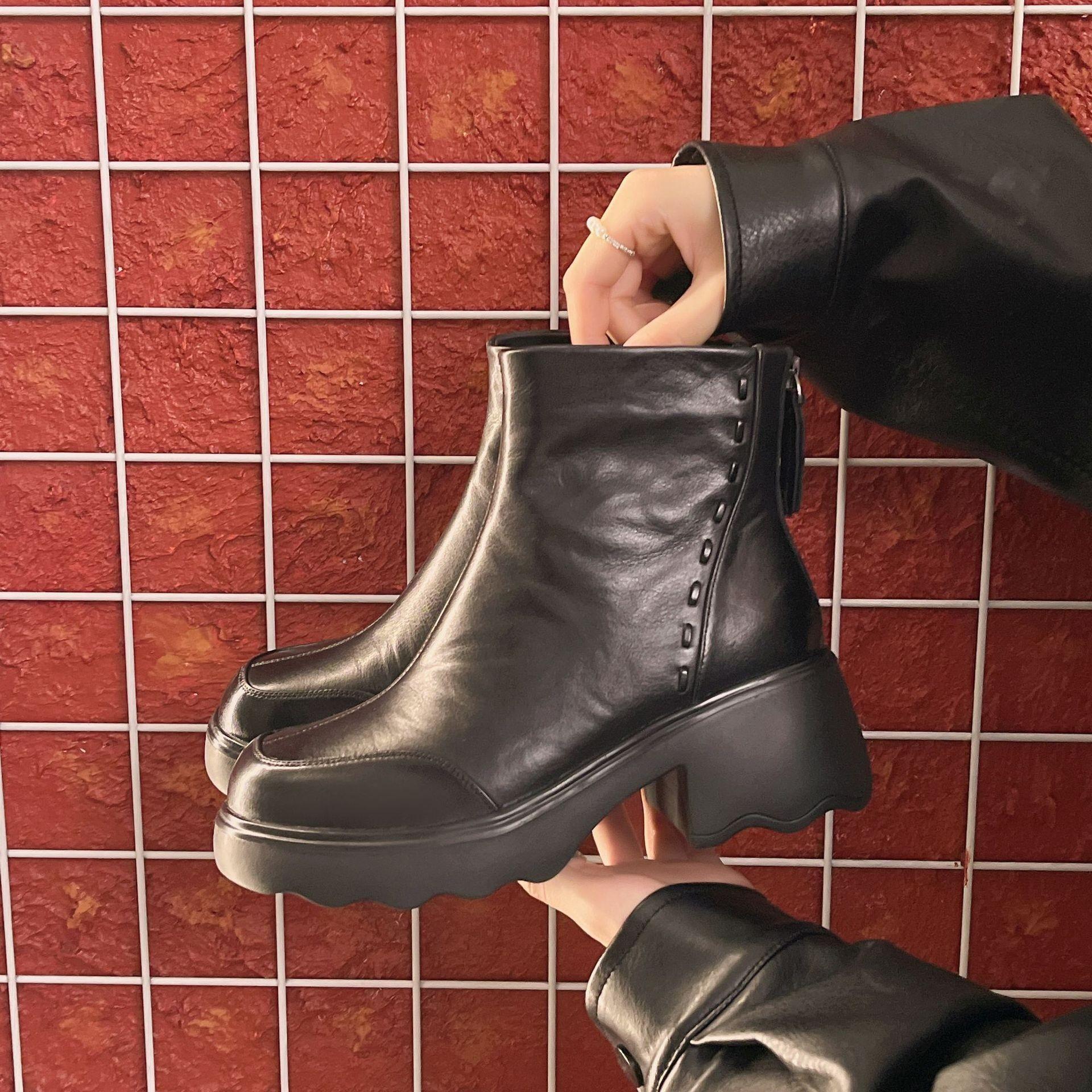 Martin boots women s new winter velvet and thicker are popular today. They are very good-looking genuine leather platform short boots. 35