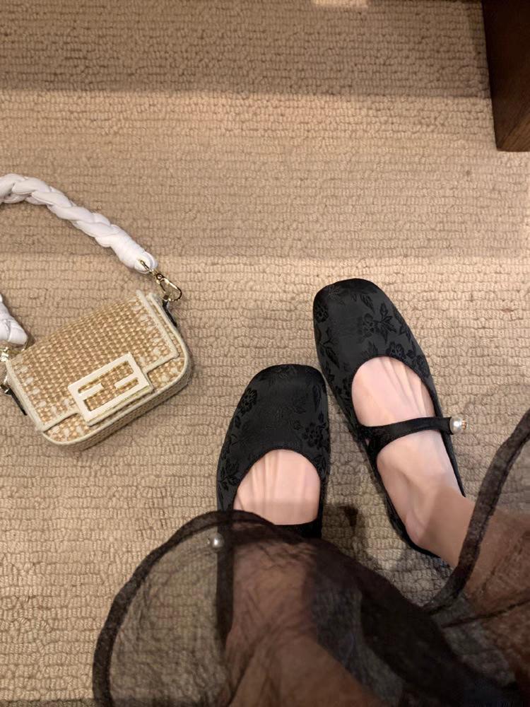 

New Chinese style flat-soled single shoes women s retro French ballet square head embroidery one-button thick heel Mary Jane shoes 35