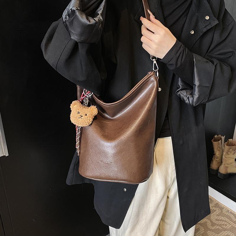 Large capacity underarm bag women's fashion casual tote bag 2025 winter premium niche shoulder bag