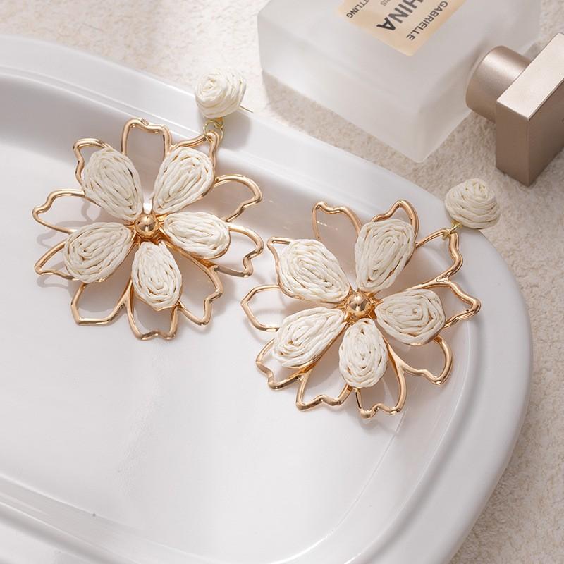 Seaside Vacation Wind Sunflower Stud Earrings Female Niche Design Exaggerated Earrings Beautiful Travel Photo Giant Piece Earrings
