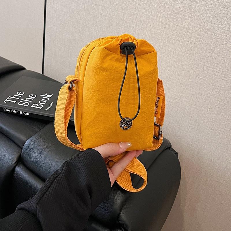 Niche design casual simple texture fashionable bucket bag 2025 summer new foreign style women's shoulder messenger bag