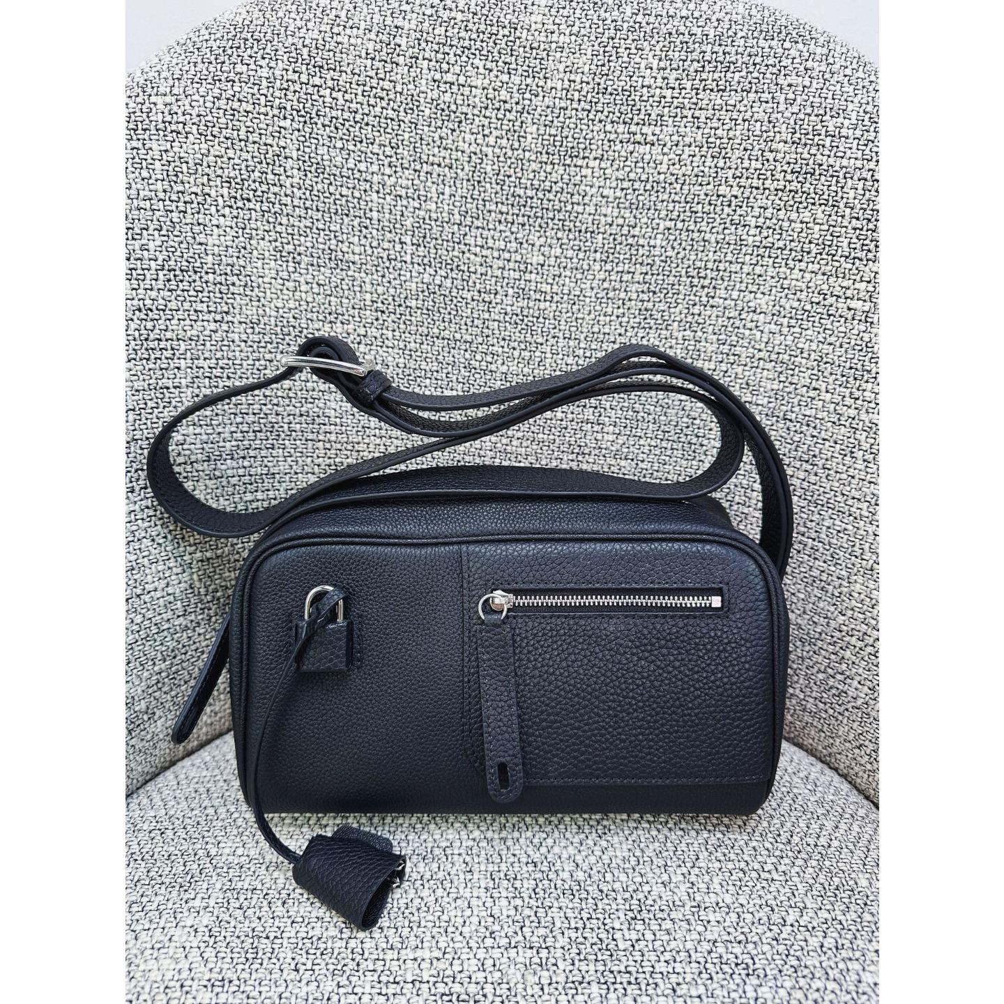

Unisex BD bag leather messenger bag large capacity leisure first layer cowhide commuter shoulder messenger bag tide small size 23*17*7cm чорний