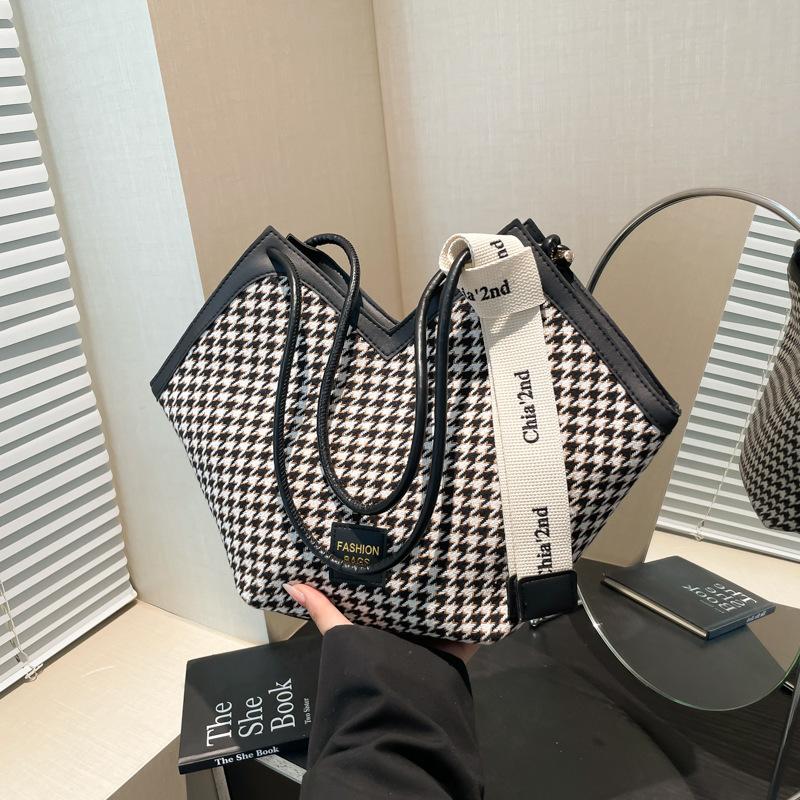 Textured bag 2025 spring new shoulder bag women's large-capacity commuter bag fashion casual contrasting color tote bag