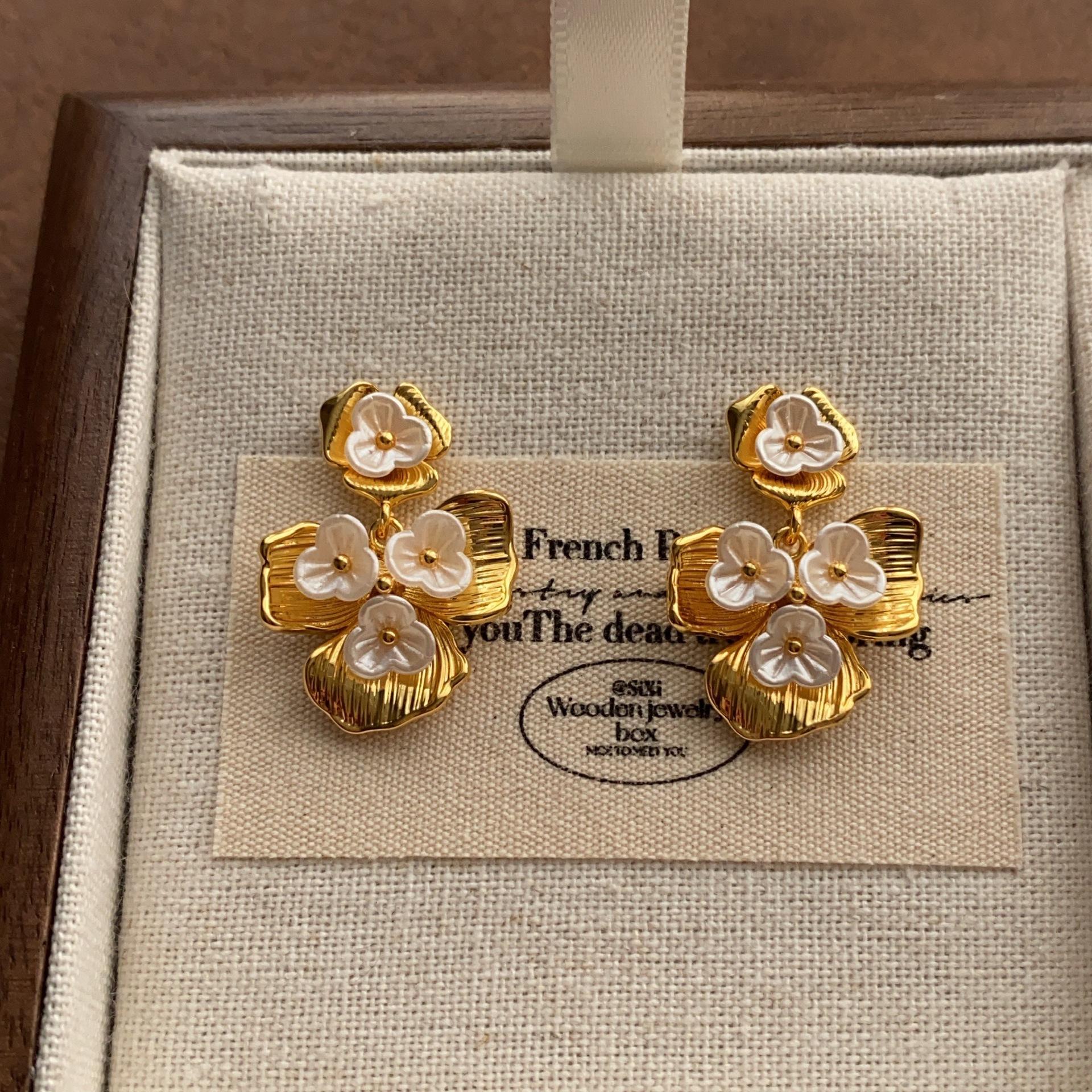 Ancient inheritance Fritillary petal stud earrings metal brushed craft earrings romantic high-end fashion daily commuter earrings