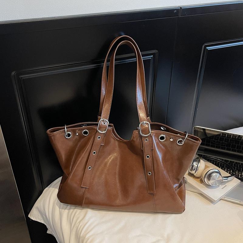 Retro high-value large-capacity handbag women's autumn and winter new temperament commuter shoulder bag underarm bag