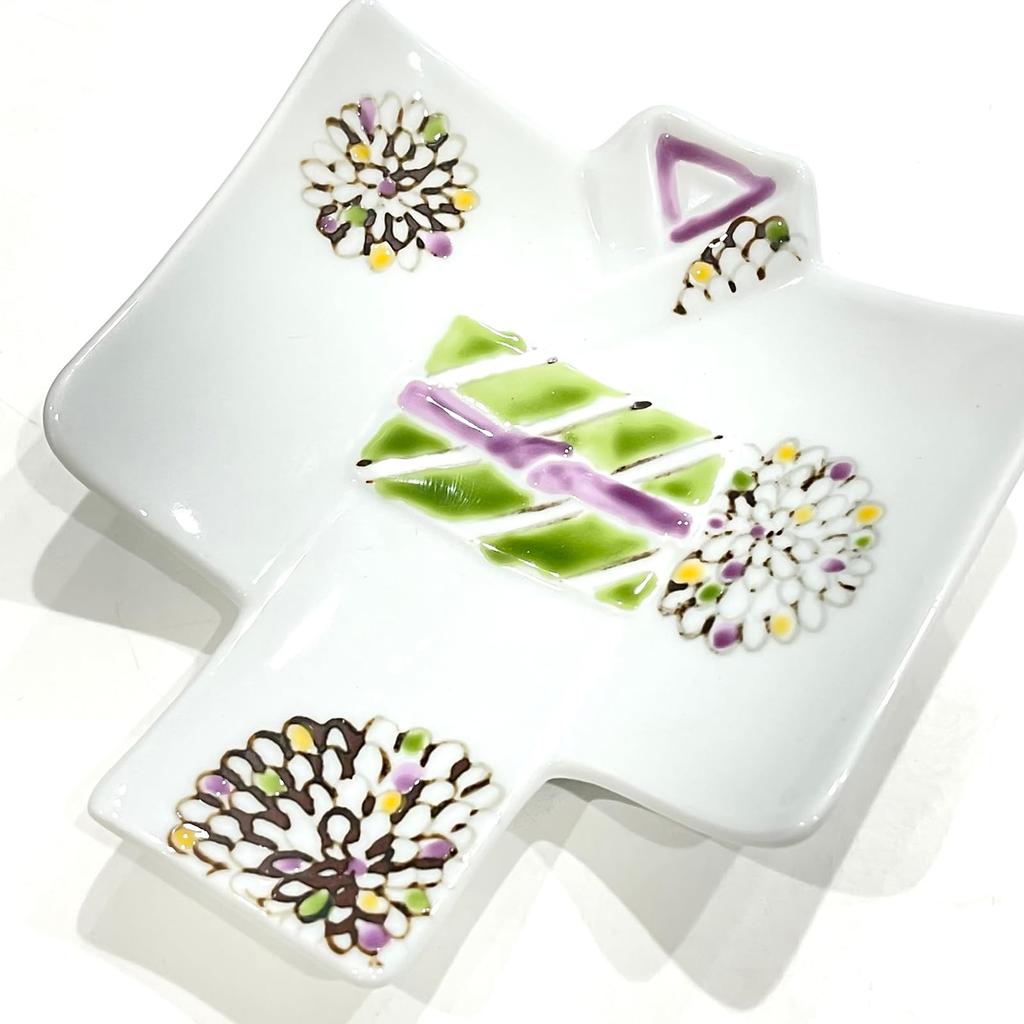 24to3 Kimono-Shaped Plate, Hand-Painted, Colorful Chrysanthemum Design, Individual Kimono Plate with Floral Pattern, Chrysanthemum