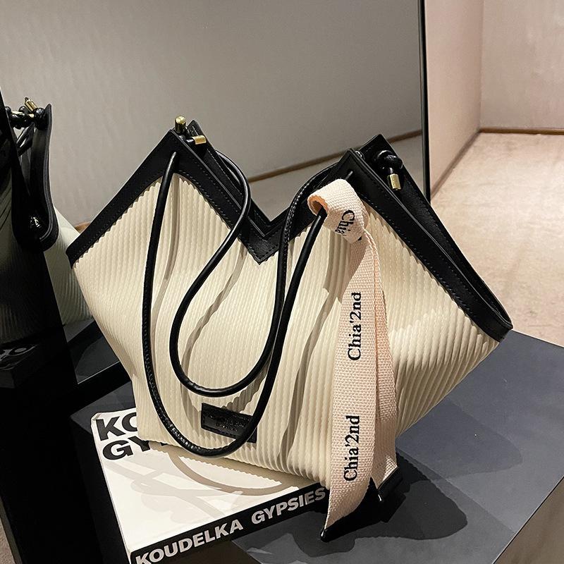 2025 New Vertical Women's Bag Casual Bag Commuter Fashion Shoulder Bag Large Heart Tote Bag