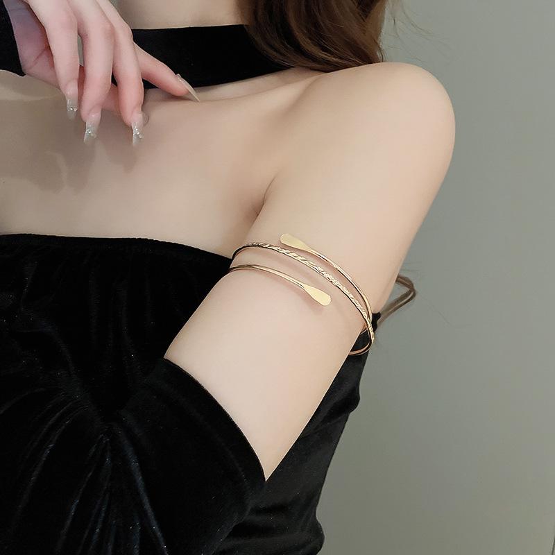 European Cold Style High-End Metal Pleated Bangle: Luxury Women's Temperament Bracelet