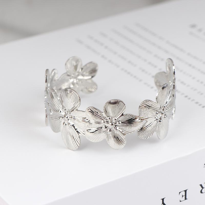 

Personality Wide Flower Bracelet Opening Geometric Adjustable Wristband Hand Jewelry Gift срібний