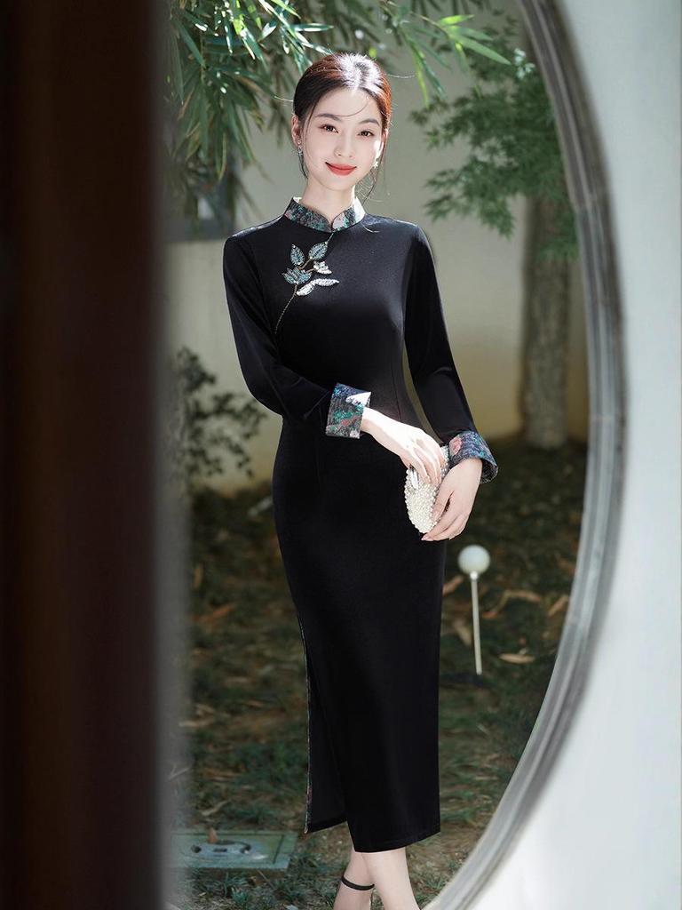 Elegant Black Velvet Qipao: Refined Autumn Chinese Style for Young Women