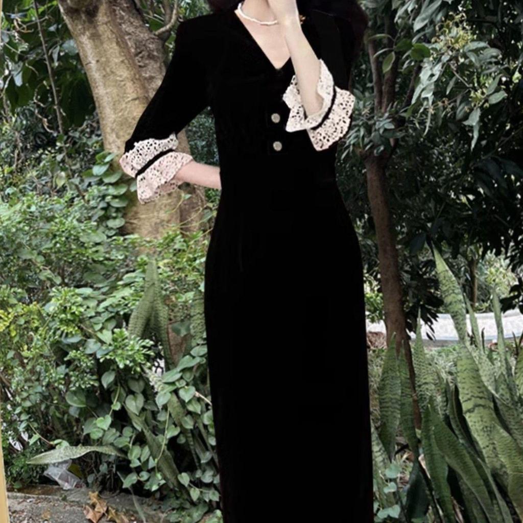 Hepburn-Inspired Black Velvet Dress: Waist-Hugging, Light Luxury, Niche Style for Women