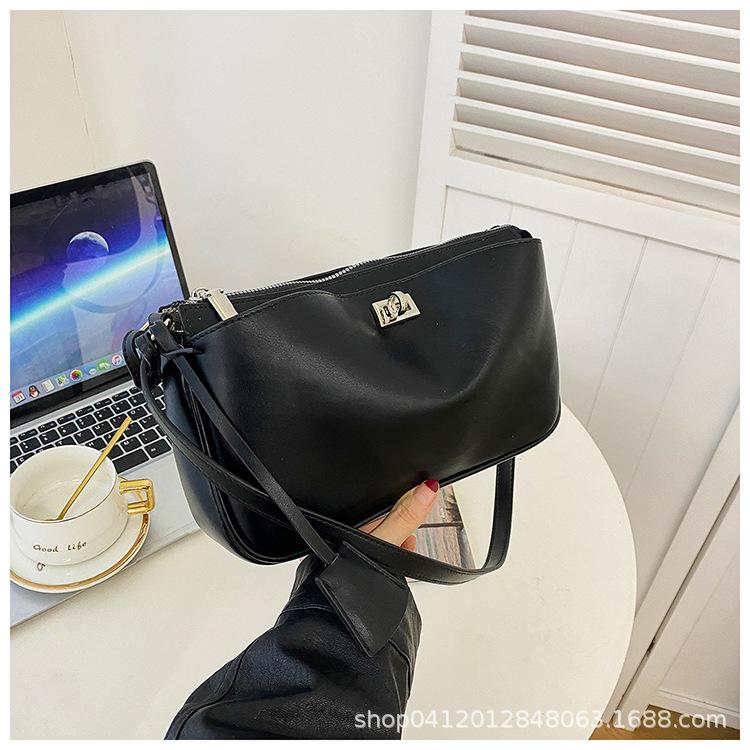 

Textured horn bag women s large capacity 2025 new fashion retro shoulder messenger bag niche commuter dumpling bag чорний