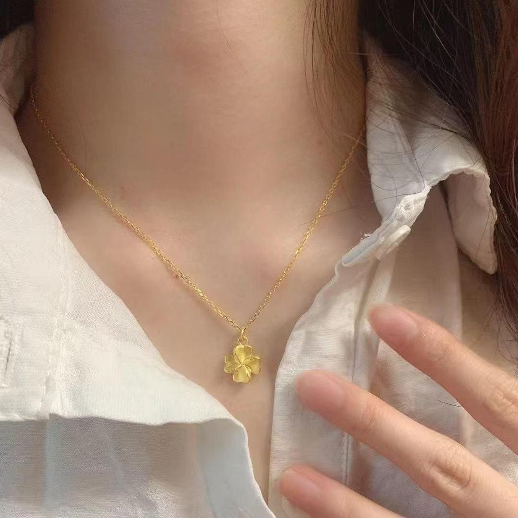 Élégant Collier Pendentif Trèfle à Quatre Feuilles Doré Givré - Cadeau Luxueux pour Elle
