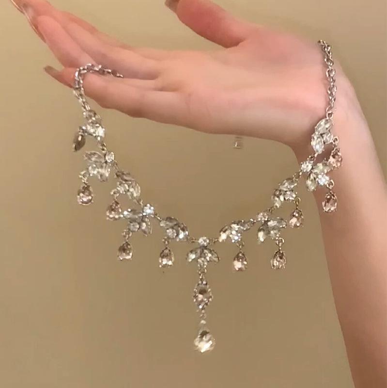 

Ожерелье с бахромой в виде капли цветка, женское простое, с изысканным ощущением высокого класса, модное нишевое ожерелье в стиле легкой роскоши