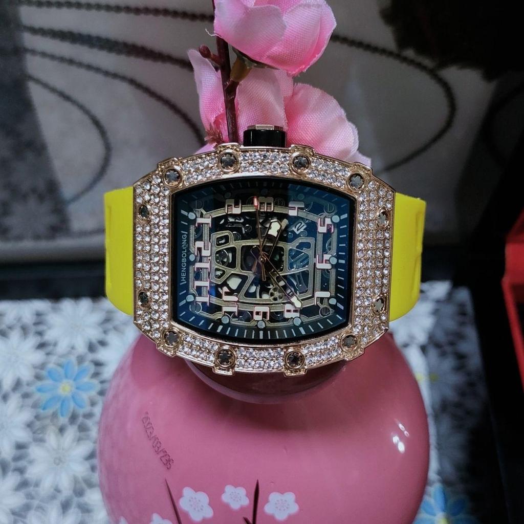 Reloj de Cuarzo para Hombre con Forma Tonneau de Silicona con Diseño de Moda de Diamantes Completos