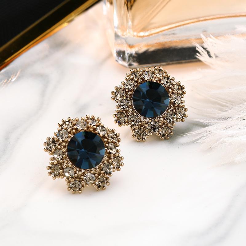 French Retro Stud Earrings Femininity High Sense Light Luxury Earrings Exquisite Atmosphere Earrings