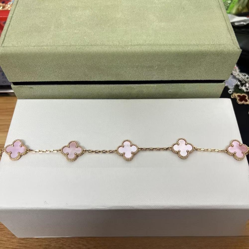 Vierblättriges Klee- und Fünfblüten-Armband mit rotem Achaten - Ein Geschenk für deine Freundin