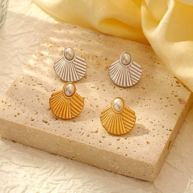 

Geometric Fan-Shaped Pearl Earrings: European & American Fashion Trend