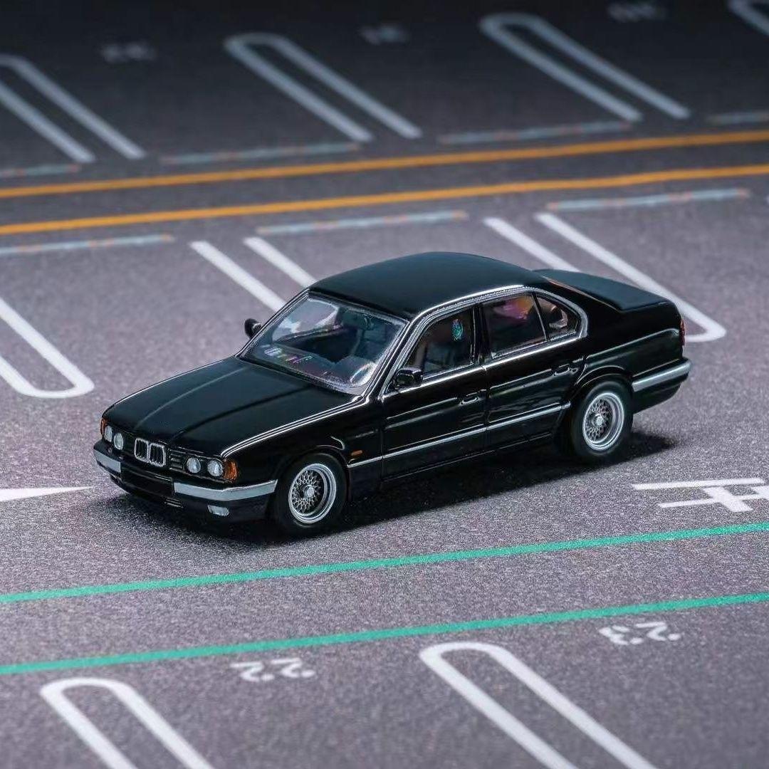 

DCM 1:64 E34 Седан 5-ї серії Алюмінієва симуляційна модель автомобіля чорний