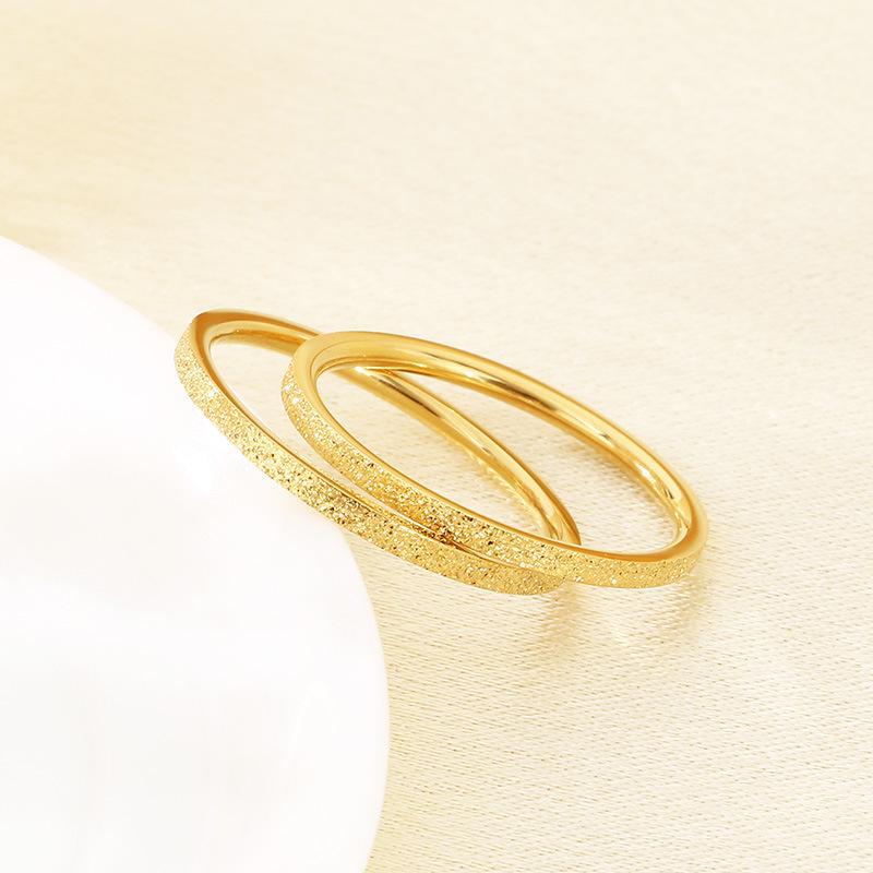Anello Sottile in Acciaio Inossidabile Oro Opaco Placcato Oro 18K Stile Retro per Donna