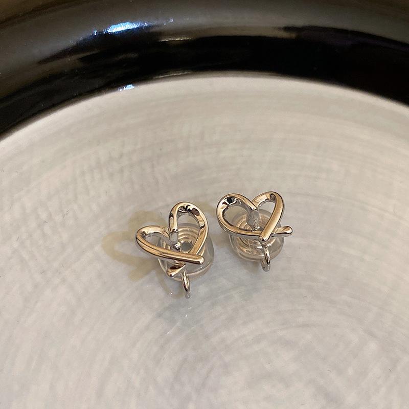 Simple Cute Sweet Heart Shaped Clamping Earrings For Women'S Fashion Heart Shaped Round Perforated Earrings Jewelry