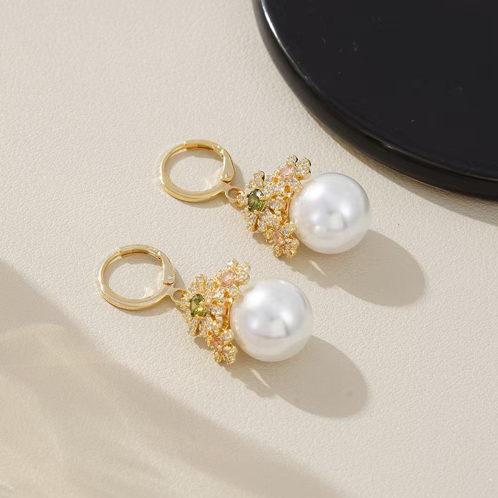 Роскошное Жемчужное Ожерелье с Цветами из Страз для Женщин: Элегантная цепочка на свитер с нишевым дизайном золотой