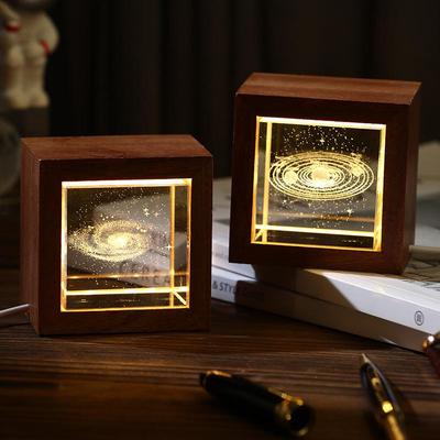 3D Galaxy Kristallwürfel Nachtlicht mit Holzsockel - Beleuchtetes Desktop-Ornament, Perfektes Geburtstagsgeschenk