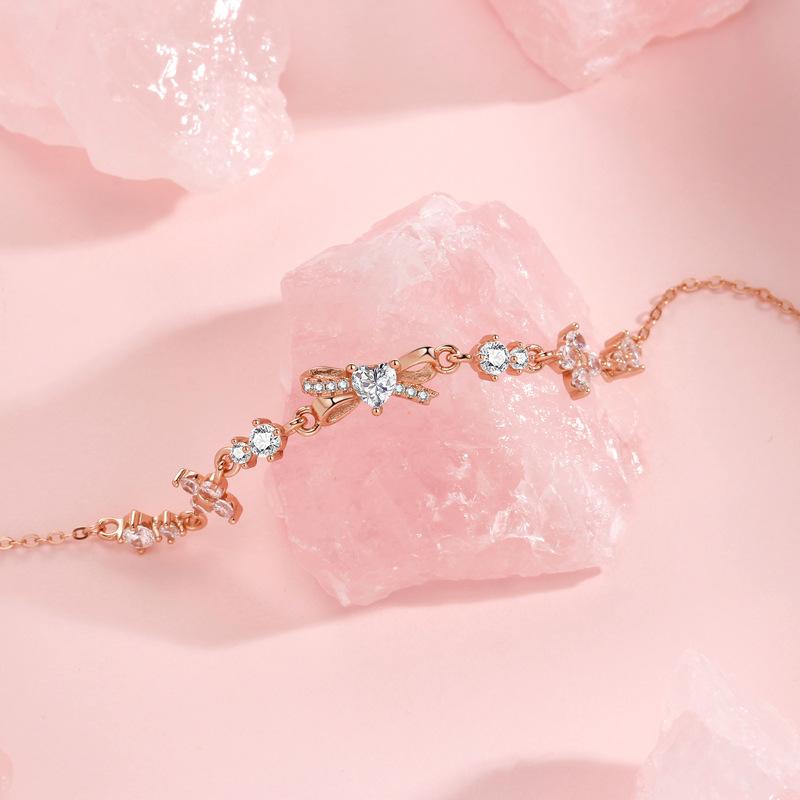 

Браслет с четырьмя листьями клевера для женщин, ниша, легкий роскошный темперамент, высококачественный дизайн, ювелирные изделия, подарок для девочек