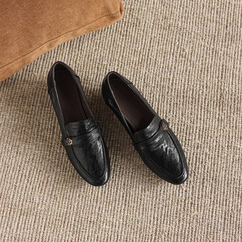 Krazing Pot Sheepskin Round Toe Thick Med Heels Spring Shoes Slip On Big Size 42 Metal Flowers Women Pleated Pumps