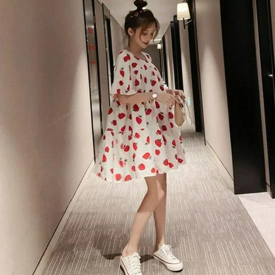 Korean Style Strawberry Maternity Mid-Sleeve Dress, Summer 2024: Loose, Stylish, Belly-Covering Dress for Expectant Mothers.