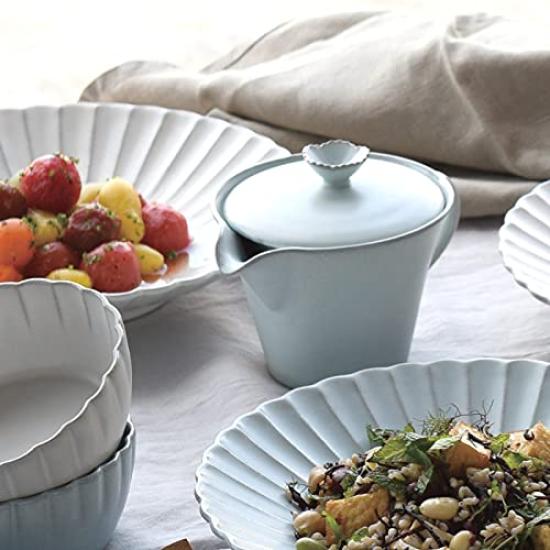 This 280ml teapot features a matte finish and a flower-shaped design. It's made of Seto ware and features a light blue Mizuhada finish. It