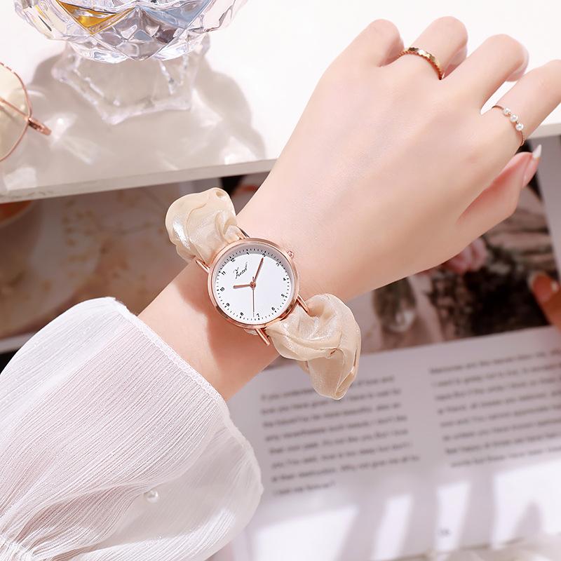 

Personality Fashion Women Cloth Strap Watch Quartz Movement 37mm Dial Diameter Champagne