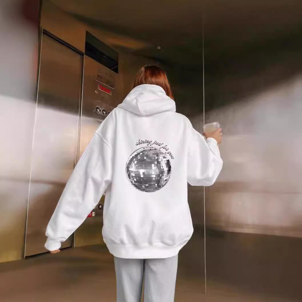 

Женский худи-свитер с рубчиками, спущенным плечом и вышивкой «Диско-шар», европейский размер 2024. XS