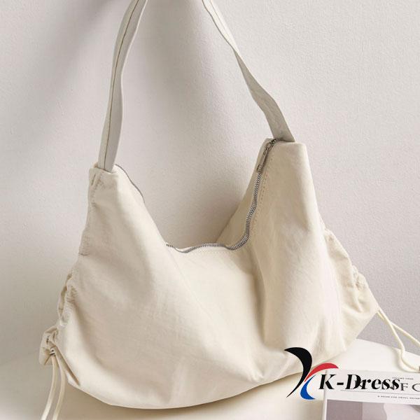 Modern axelväska i nylon med sidveck (2 färger)